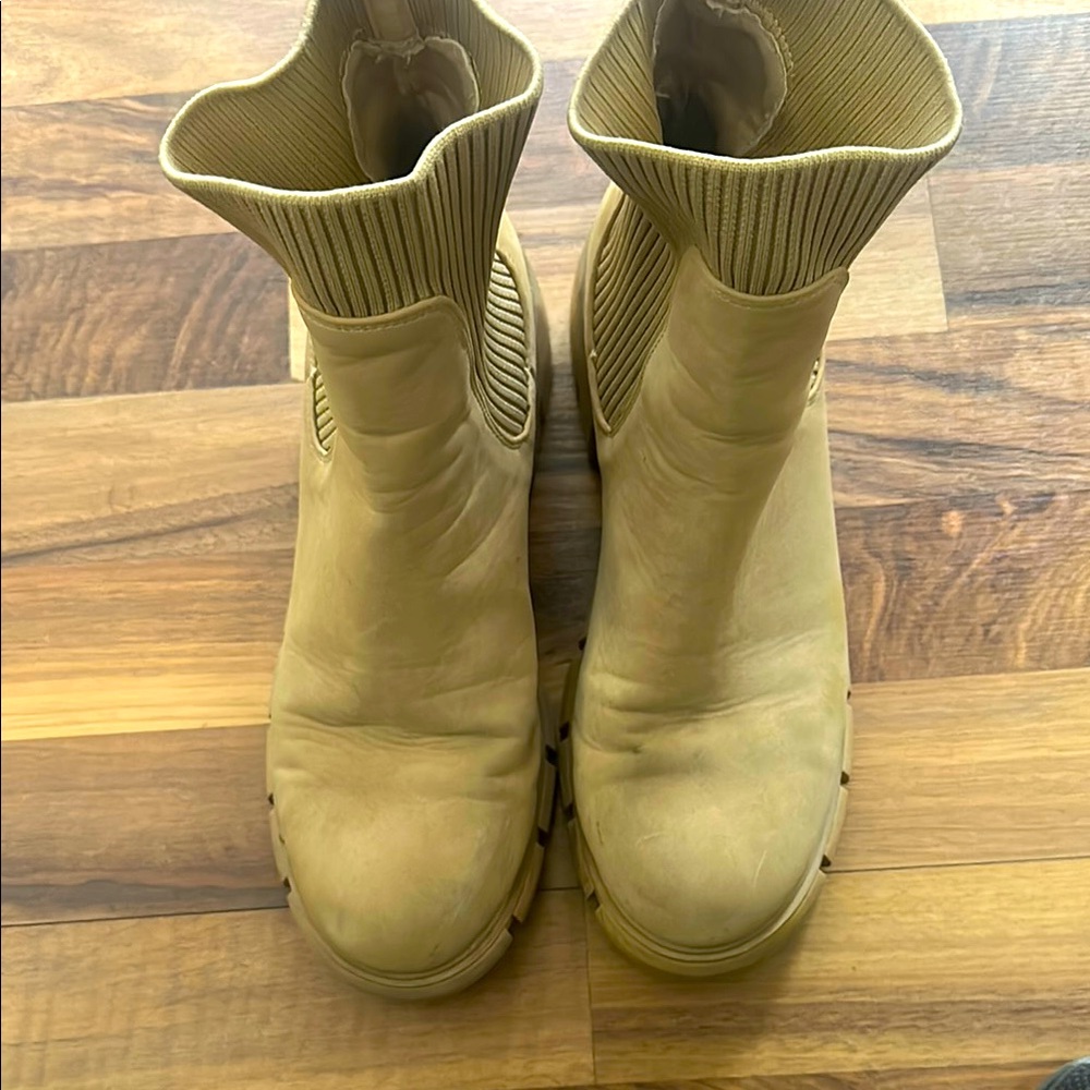 Stylish Tan Women's Boots